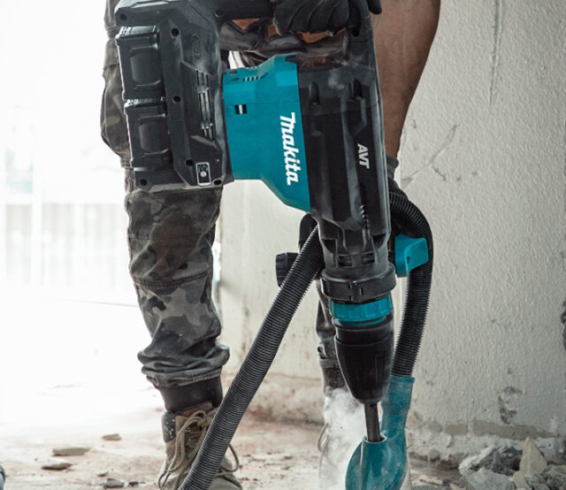 The 80V max (40V max X2) XGT® Brushless 28 lb. Demolition Hammer Kit (GMH02PM) is a cordless concrete solution for heavy-load applications